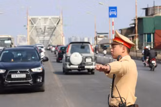 Chỉ Cảnh sát giao thông mới có thẩm quyền điều khiển đèn tín hiệu giao thông.