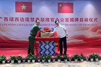 Thượng tá Hoàng Tâm Hiếu và Đồng chí Trương Đạo Minh cắt băng khánh thành Văn phòng BLO Tịnh Tây. 