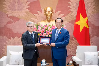 Phó Chủ tịch Quốc hội, Thượng tướng Trần Quang Phương tặng quà lưu niệm Đại sứ Ba Lan tại Việt Nam Aleksander Surdej.