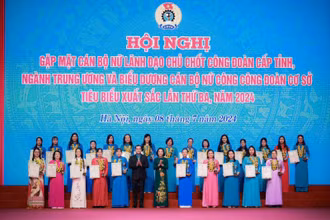 Phó Chủ tịch Quốc hội Nguyễn Thị Thanh và Chủ tịch Tổng Liên đoàn Lao động Việt Nam Nguyễn Đình Khang biểu dương các nữ cán bộ công đoàn chủ chốt tiêu biểu.