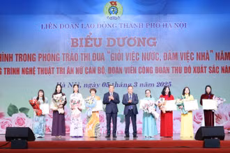 Đồng chí Phạm Quang Thanh và Phó Trưởng đoàn đại biểu Quốc hội chuyên trách thành phố Hà Nội Phạm Thị Thanh Mai trao khen thưởng tặng các tập thể, cá nhân điển hình trong phong trào thi đua "Giỏi việc nước, đảm việc nhà".