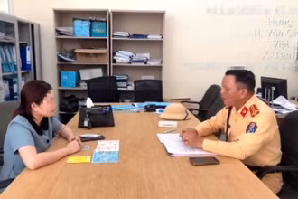 Chị N.T.H tại cơ quan chức năng.