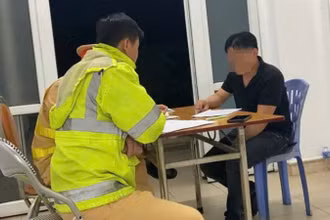 Tài xế Trần Sơn D. điểu khiển xe khách đi ngược chiều bị xử phạt 35 triệu đồng và trừ 10 điểm giấy phép lái xe.