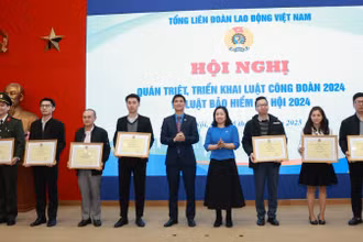 Ghi nhận những đóng góp của các tập thể, cá nhân trong xây dựng Luật Công đoàn (sửa đổi).