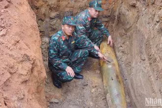 Lực lượng Công binh, Bộ Chỉ huy Quân sự tỉnh Quảng Trị kiểm tra, triển khai phương án xử lý quả bom từ trường.