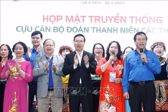 Chủ tịch nước Võ Văn Thưởng với các cựu cán bộ đoàn thanh niên. Ảnh: Thống Nhất/TTXVN