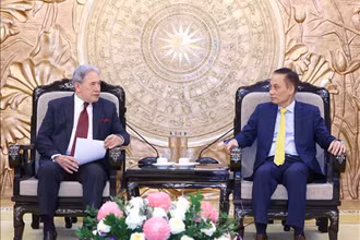 Trưởng Ban Đối ngoại Trung ương Lê Hoài Trung tiếp Phó Thủ tướng, Bộ trưởng Ngoại giao New Zealand Winston Peters. (Ảnh: TTXVN)