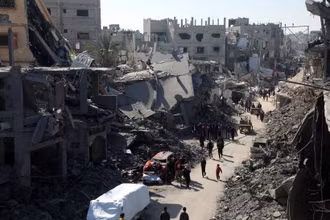 Những tòa nhà tại thành phố Gaza bị phá hủy sau đòn pháo kích của Israel ngày 24/3/2025. (Ảnh: THX/TTXVN)