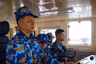 Sau khi nhận thông báo từ Tàu 992 điều hành lễ duyệt binh của Hải quân nước chủ nhà Indonesia, chỉ huy Tàu 09 cùng với hoa tiêu của Hải quân Indonesia phối hợp đưa tàu vào vị trí duyệt binh, nhanh chóng triển khai đội hình cùng các tàu khác chào tàu chỉ huy. (Ảnh: Báo Quân đội Nhân dân)