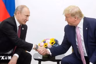 Tổng thống Nga Vladimir Putin (trái) và người đồng cấp Mỹ Donald Trump trong cuộc gặp bên lề Hội nghị thượng đỉnh G20 tại Osaka, Nhật Bản ngày 28/6/2019. (Ảnh: AA/TTXVN)