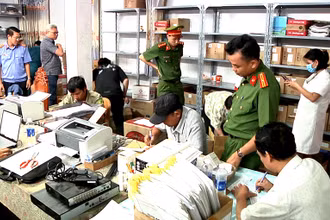 Lực lượng Cơ quan Cảnh sát điều tra, Công an thành phố Biên Hòa phối hợp Viện Kiểm sát nhân dân cùng cấp tiến hành khám xét một phòng khám.