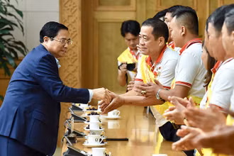 Thủ tướng Phạm Minh Chính gặp gỡ người hiến máu tình nguyện tiêu biểu toàn quốc năm 2023. (Ảnh: Trần Hải)