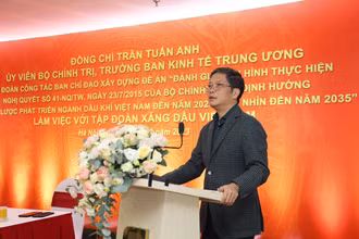 Đồng chí Trần Tuấn Anh phát biểu tại hội nghị.