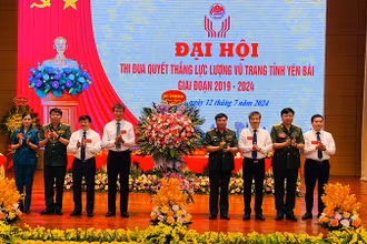 Trung tướng Phạm Đức Duyên, Chính ủy Quân khu 2 tặng hoa chúc mừng đại hội. (Ảnh: THANH SƠN)