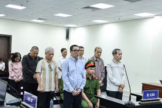 Các bị cáo nghe Hội đồng xét xử tuyên án.