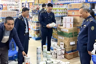 Lực lượng quản lý thị trường kiểm tra, giám sát hoạt động kinh doanh sữa.