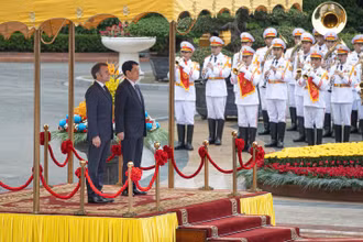 Chủ tịch nước Lương Cường chủ trì Lễ đón cấp Nhà nước Tổng thống Cộng hòa Pháp