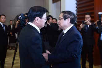 Thủ tướng Phạm Minh Chính gặp Tổng Bí thư, Chủ tịch nước CHDCND Lào Thongloun Sisoulith. (Ảnh: DƯƠNG GIANG/TTXVN)
