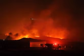 Một đám cháy rừng bùng phát trên một ngọn đồi tại Castaic, Los Angeles, bang California, Mỹ, ngày 22/1/2025. (Ảnh minh họa: Tân Hoa xã)