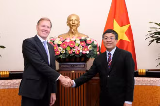 Thứ trưởng Thường trực Ngoại giao Nguyễn Minh Vũ tiếp Phó Chủ tịch điều hành quốc tế tập đoàn Airbus Wouter Van Wersch. (Ảnh: Bộ Ngoại giao)