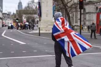 Một người dân Anh trên đường phố London, Britain vào ngày 31/1/2020. (Ảnh: Tân Hoa xã)