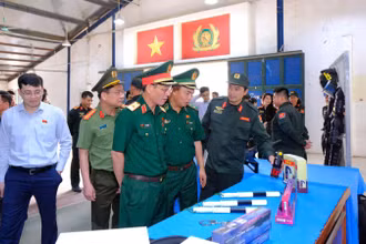 Đoàn khảo sát và các đại biểu tham quan triển lãm phương tiện, trang thiết bị và cơ sở vật chất tại Trung tâm Đào tạo và Nâng cao năng lực Gìn giữ hoà bình, huyện Văn Giang, tỉnh Hưng Yên​.