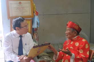 Đồng chí Nguyễn Văn Nên (bên trái) thăm hỏi, chúc thọ Nhà nghiên cứu văn hóa Nguyễn Đình Tư.