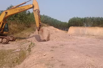 Công ty Phú Cường phải dừng khai thác mỏ đất vì không giải phóng được mặt bằng.