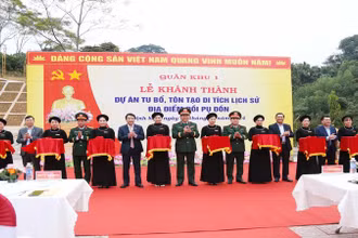 Các địa biểu cắt băng khánh thành di tích.