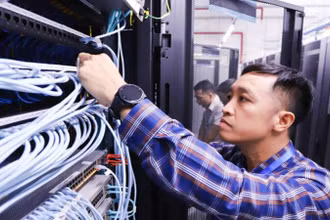 Nhân viên Trung tâm Công nghệ thông tin (Sở Thông tin và Truyền thông) kiểm tra, bảo dưỡng hệ thống mạng chuyên dùng cho hoạt động của các hệ thống dịch vụ công trực tuyến trên địa bàn tỉnh.