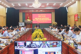 Thường trực Tỉnh ủy Thái Nguyên tổ chức hội nghị trực tuyến với cấp ủy tất cả các huyện, thành phố, xã, phường, thị trấn với sự tham dự của 2.500 đại biểu 