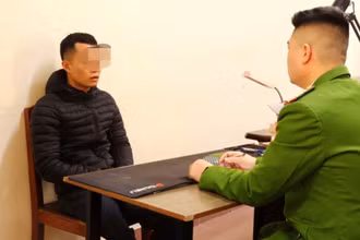 Nguyễn Văn Hoàng tại cơ quan công an.