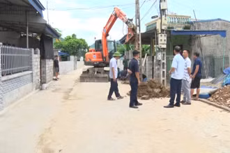 Cấp ủy, chính quyền, ngành điện và người dân đồng lòng di chuyển hệ thống cột điện trên địa bàn.