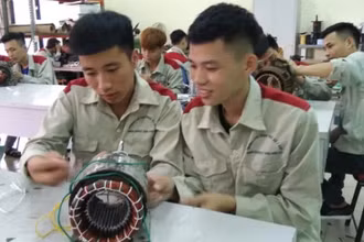 Dạy nghề điện tại Trường cao đẳng nghề Quân khu I ở thành phố Thái Nguyên.