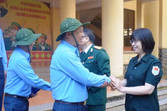 Ban Chỉ đạo 515 của tỉnh và lãnh đạo các địa phương, đơn vị đã tặng quà động viên và tiễn đoàn công tác lên đường làm nhiệm vụ.