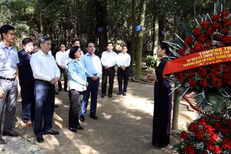 Đồng chí Trương Thị Mai, Ủy viên Bộ Chính trị, Bí thư Trung ương Đảng, Trưởng Ban Tổ chức Trung ương cùng đoàn công tác và lãnh đạo tỉnh Tuyên Quang dâng hương tại Lán Nà Nưa.