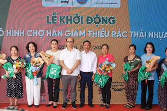 Trao tặng túi đi chợ cho các tiểu thương đăng ký tham gia mô hình.