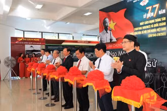 Cắt băng khai mạc triển lãm chuyên đề “Từ Ngọ Môn đến Ba Đình lịch sử”.
