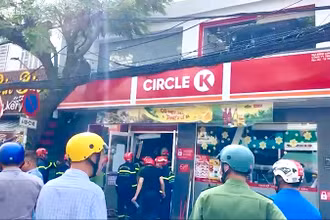 Lực lượng cứu hộ, cứu nạn tiếp cận hiện trường nơi xảy ra vụ việc.