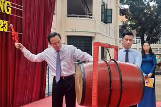 Đồng chí Nguyễn Văn Nên, Ủy viên Bộ Chính trị, Bí thư Thành ủy Thành phố Hồ Chí Minh đánh trống khai trường năm học mới tại Trường trung học Lê Quý Đôn.