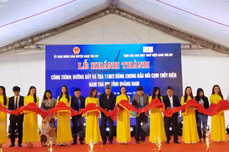 Cắt băng khánh thành công trình.