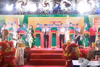Nghi thức cắt băng khai mạc hội chợ triển lãm.
