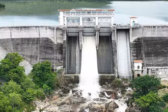 Hồ Tân Giang, huyện Thuận Nam đang xả lũ.