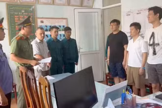 Công an tống đạt các quyết định khởi tố bị can, bắt tạm giam các đối tượng.