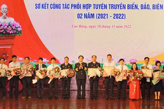 Thủ trưởng Bộ Tư lệnh Hải quân trao Bằng khen cho các tập thể, cá nhân có nhiều thành tích trong tuyên truyền về biển, đảo, biên giới.