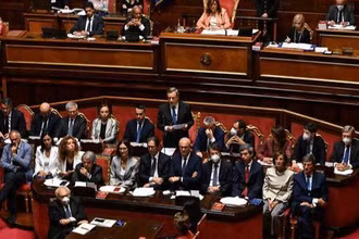 Thủ tướng Italy Mario Draghi (giữa, hàng 3) phát biểu tại phiên bỏ phiếu tín nhiệm chính phủ của Thượng viện ở Rome, ngày 20/7/2022. (Ảnh: THX/TTXVN)