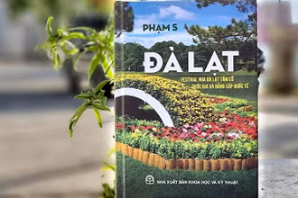 Bìa sách “Đà Lạt-Festival Hoa Đà Lạt tầm cỡ quốc gia và đẳng cấp quốc tế” của tác giả Phạm S.