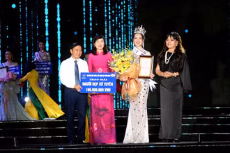 Ban Tổ chức trao vương miện Người đẹp xứ Tuyên 2022 cho thí sinh Vũ Phương Thảo.
