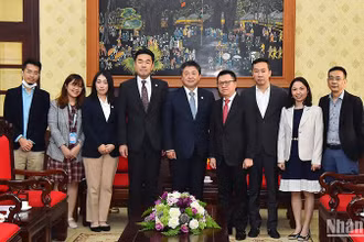 Tổng Biên tập Báo Nhân Dân Lê Quốc Minh cùng lãnh đạo JICA tại Việt Nam và các thành viên hai đơn vị tại buổi tiếp.
