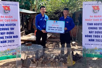 Trao tặng gà giống cho thanh niên.